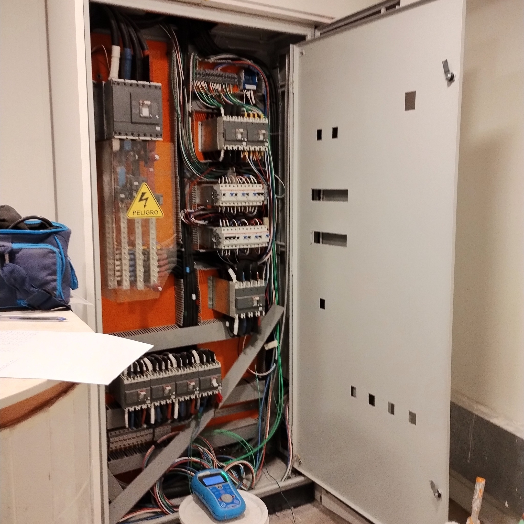 Inspección de tablero eléctrico durante auditoría RIC SEC por JGV Ingeniería Eléctrica