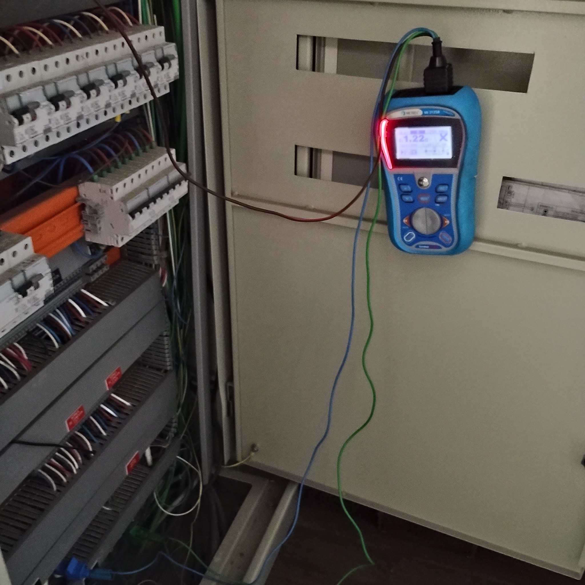 Instrumento utilizado para ensayos eléctricos normativos (puesta a tierra, bucle de falla y continuidad)